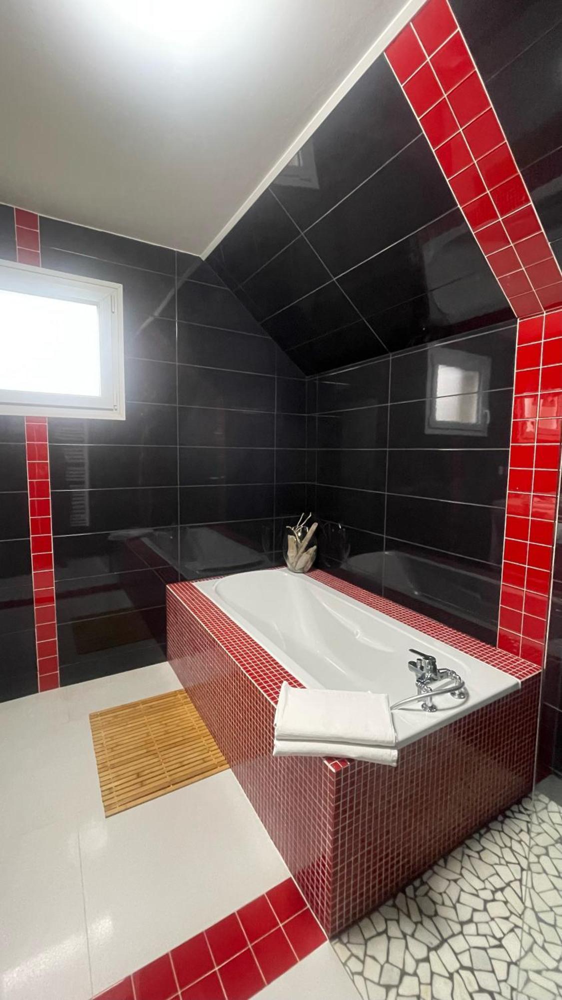 Comme A La Maison Couffy Exterior photo